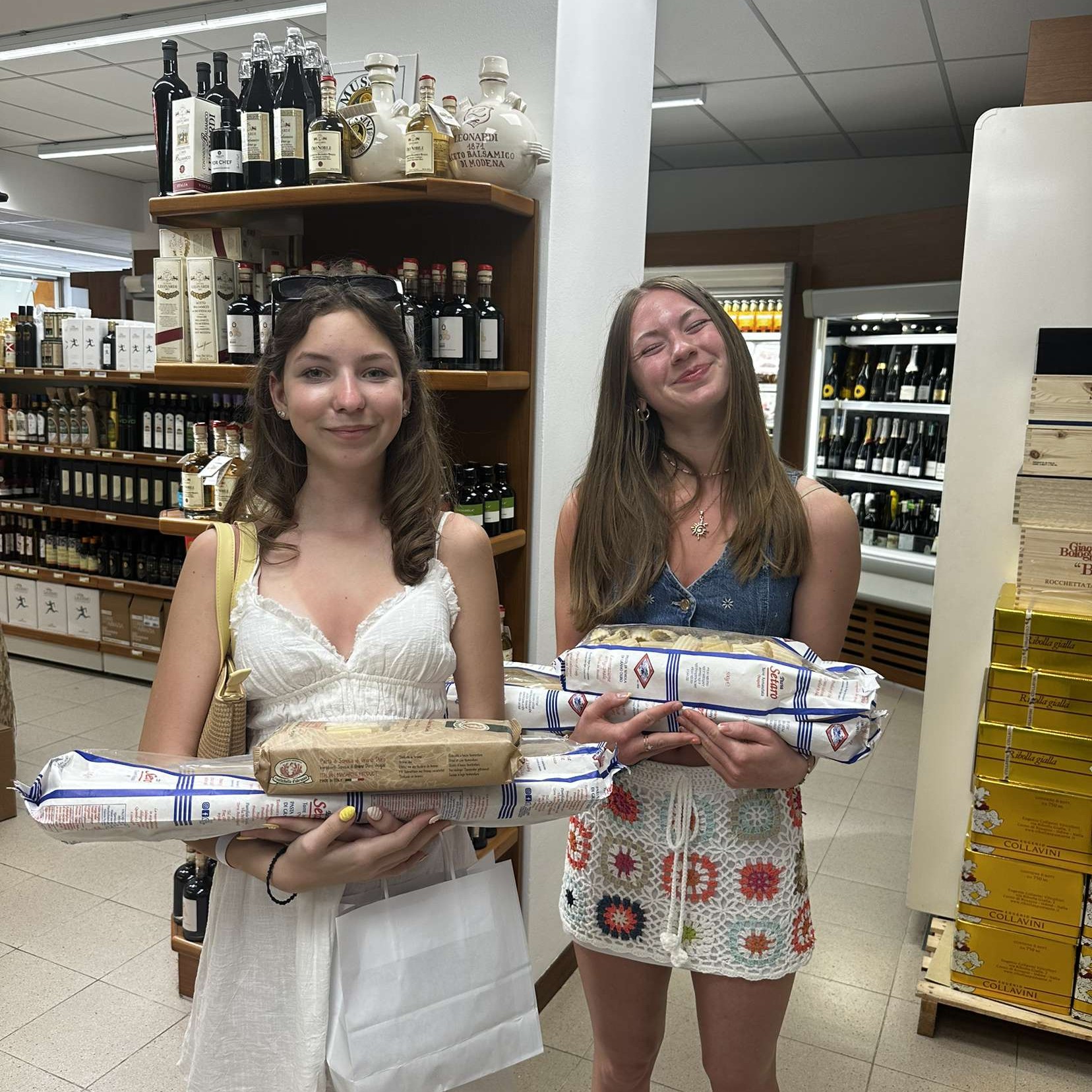 Bild mit Freunden beim Nudeln kaufen