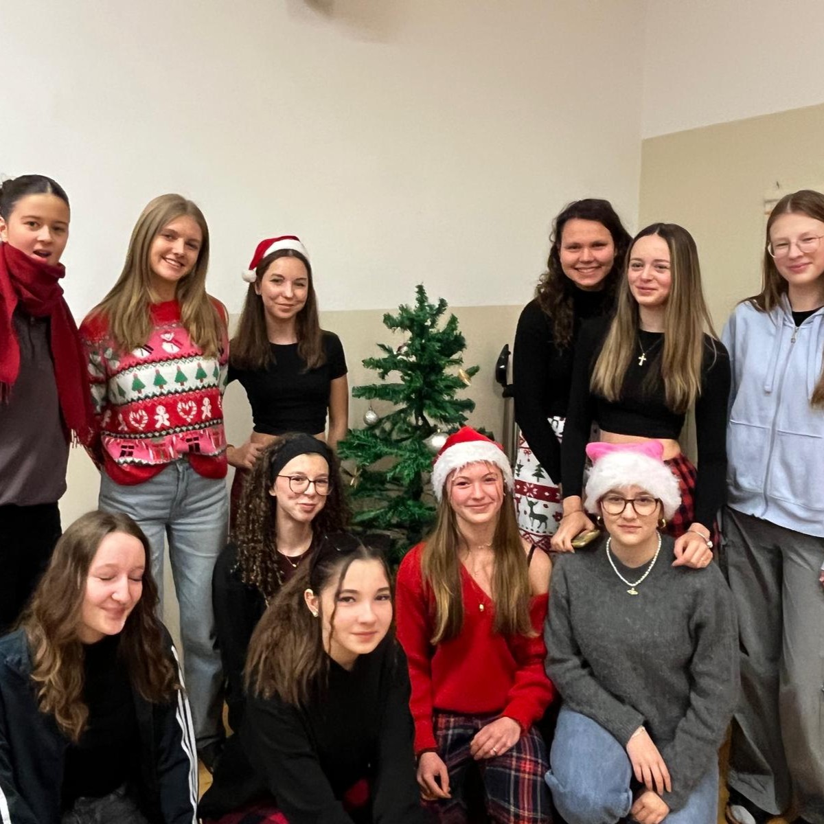 Bild mit Freunden vor Weihnachtsbaum