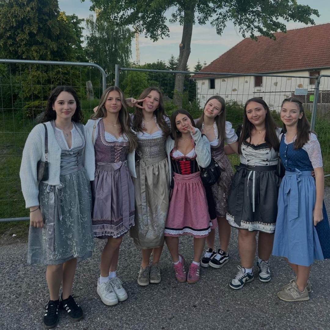 Bild mit Freunden im Dirndl 