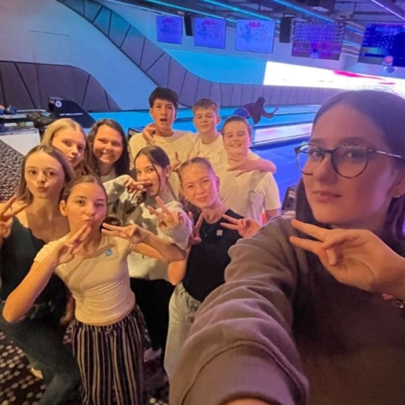 Bild mit Freunden beim Bowlen