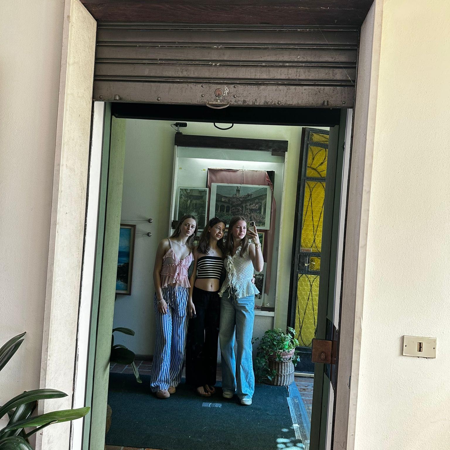 Bild mit Freunden Spiegel Bild im Urlaub