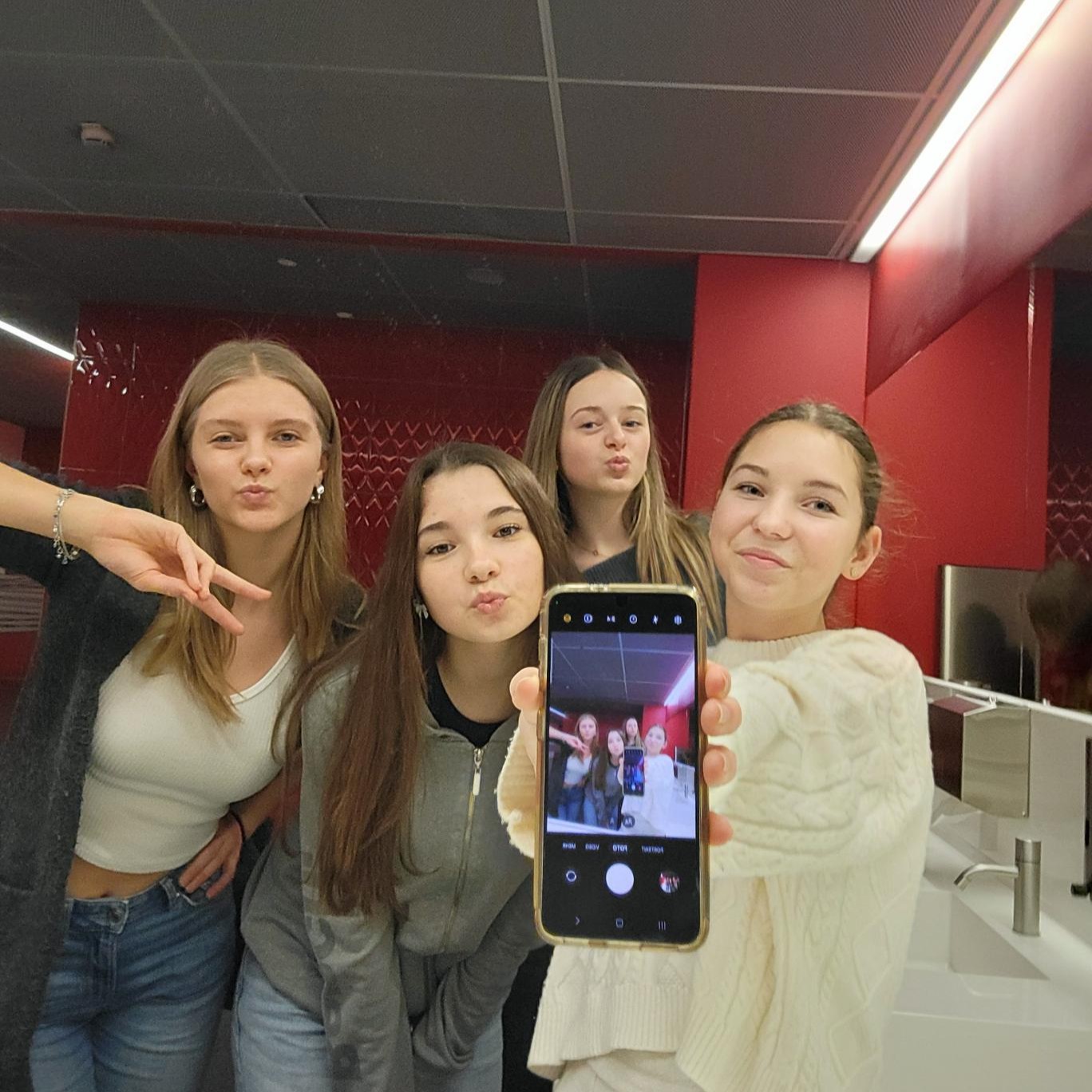 Bild mit Freunden Spiegelbild durch Handy