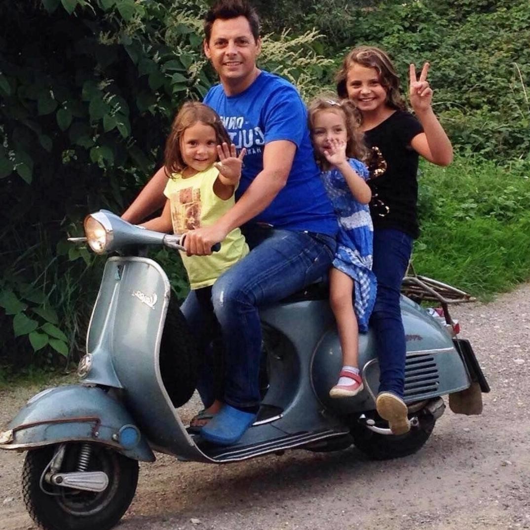 Bild mit Freunden als ich kleiner war auf einer Vespa