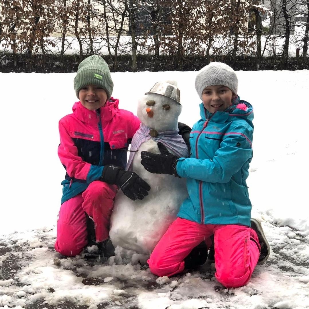 Bild mit Freunden als ich kleier war im Schnee